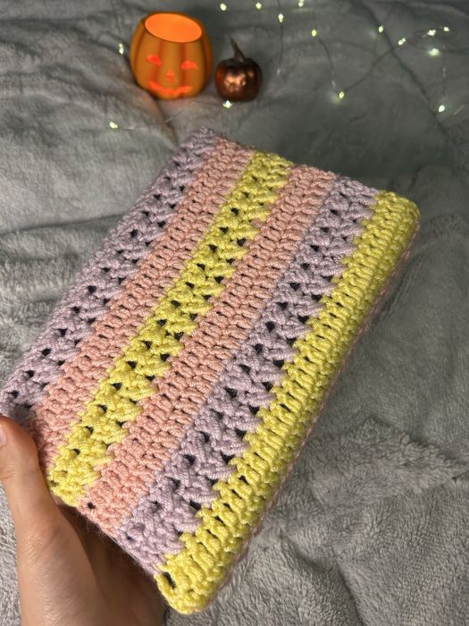 Husă croșetată pentru carte - Curcubeu, Pastel & Dantelă Handmade