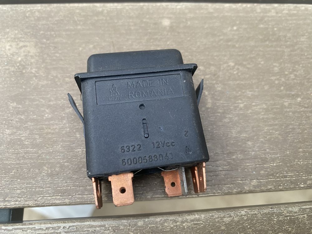Comutator buton de avarie avarii bord Dacia 1310 papuc 1.9d + injectie