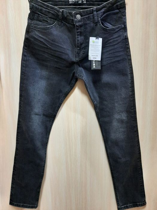 Черные новые джинсы.