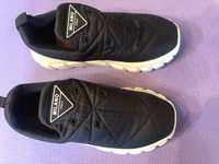 Черни спортни обувки