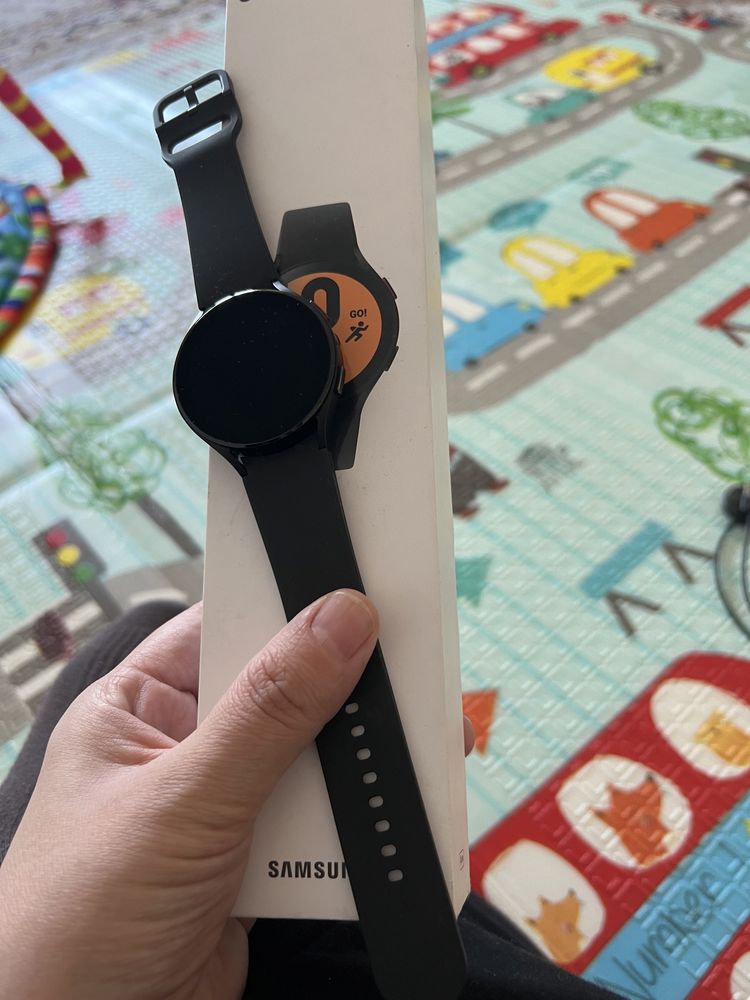 Galaxy Watch4 почти новая