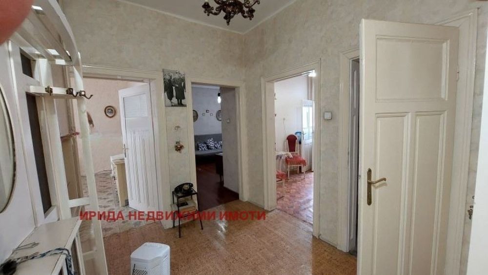 Тристаен апартамент до пл. Славейков