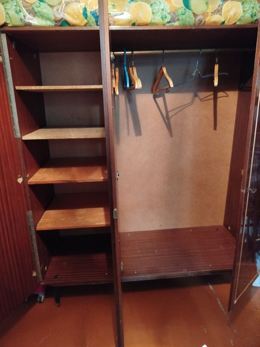 Шифоньер б/у в хорошем состоянии.