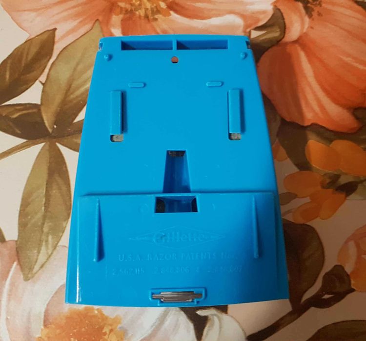 Продавам самобръсначка за класическо бръснене Gillette Slim Adjustable