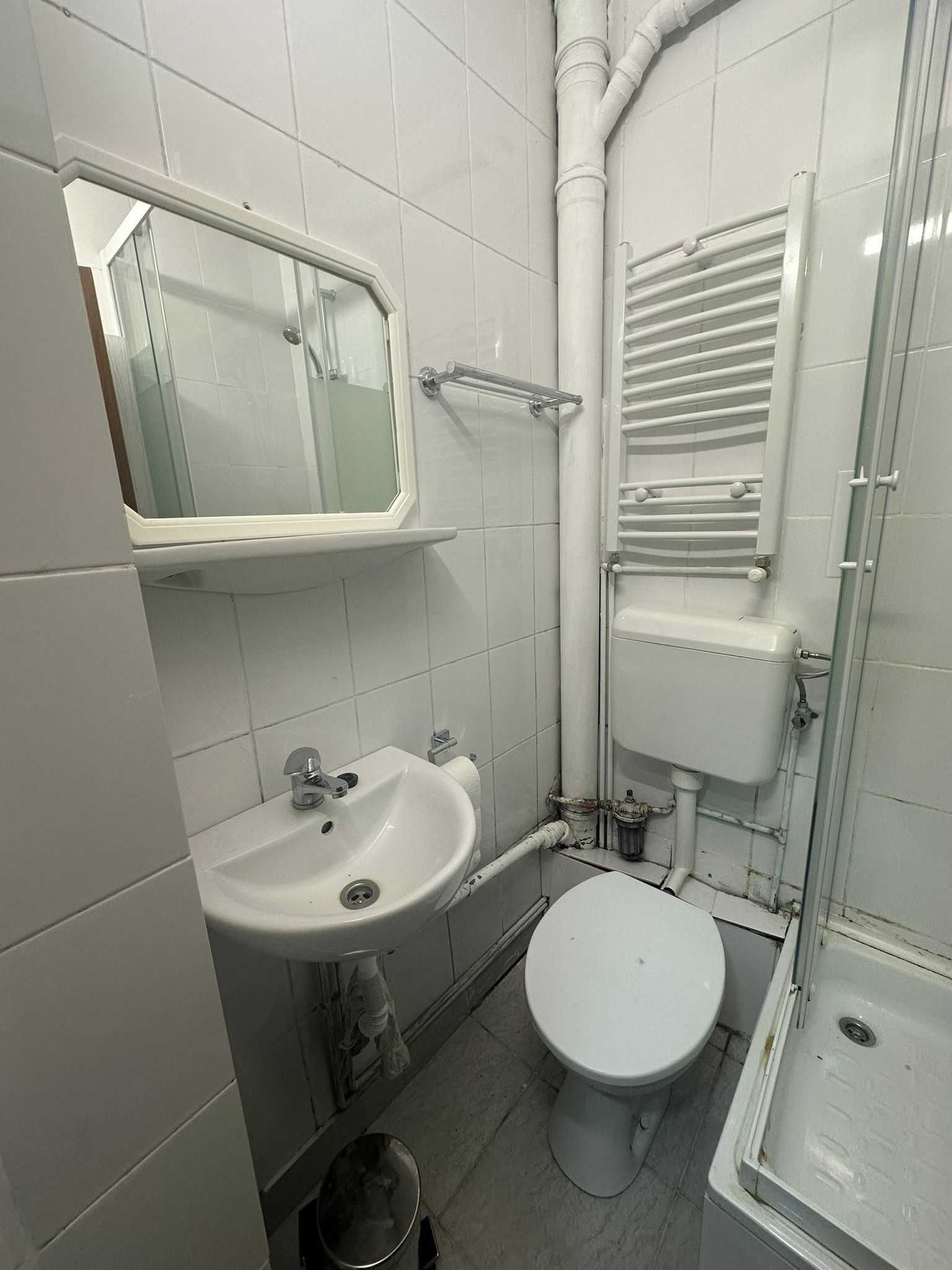 Central, dau in chirie apartament cu o camera