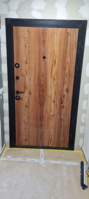 Блиндирана врата