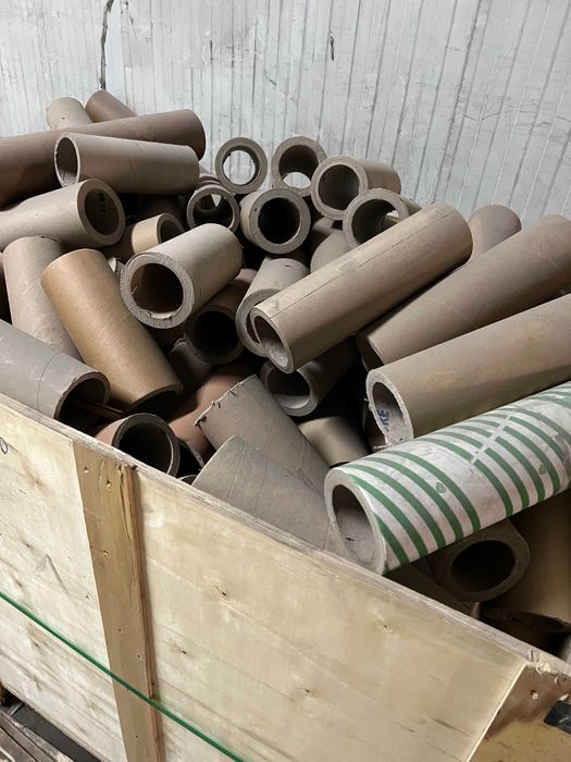 ПОДАРЯВАТ се шпули с размер 25 и 33см.