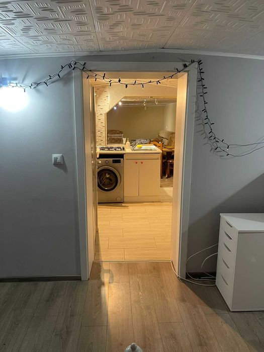 inchiriez apartament intr-o casa cu curte comuna si parcare