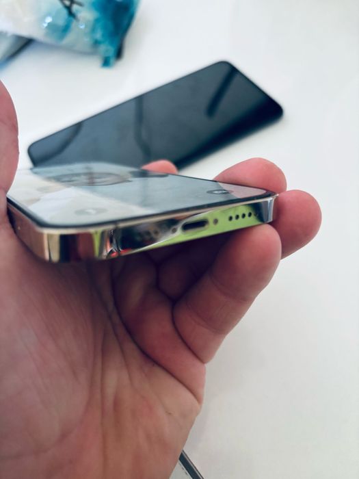 Iphone 12 pro si honnor 200 smart