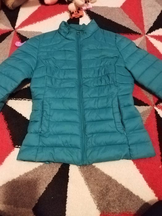 Vand geaca aproape noua