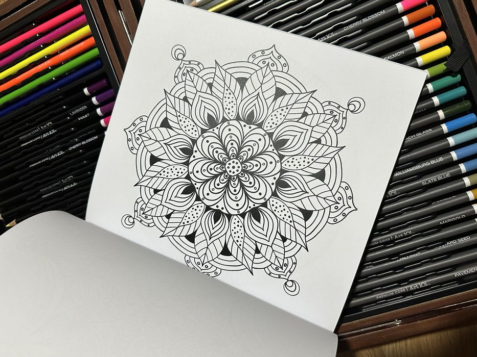 Carte de colorat mandala