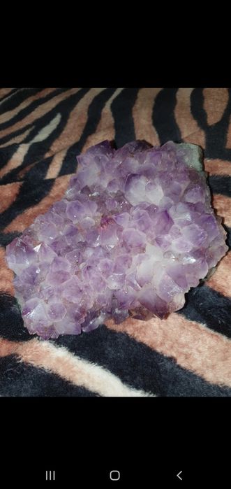 Piatra ametist strălucitoare