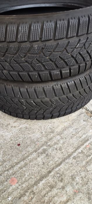 Vând 2 cauciucuri Dunlop 215 60 R17