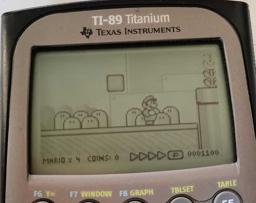 Calculator Texas Instruments TI-89 Titanium cu Mario si Pac-man