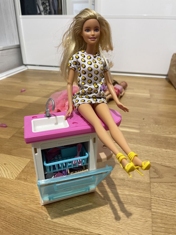 papusa barbie cu furniture