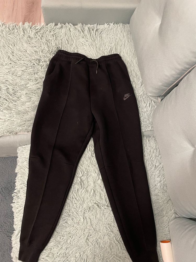 Pantalonii tech fleece