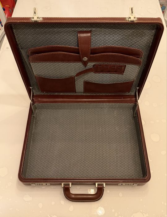 Vand geanta diplomat maro cu cifru