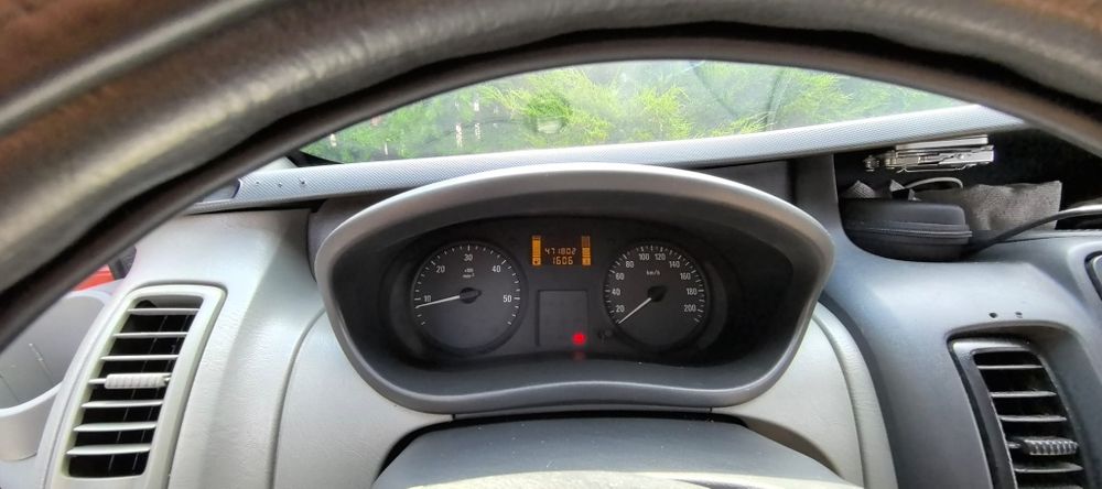 Persoană fizica ,unic proretar,vând Opel vivaro din 2011 ,e 5 ,ac, 8+1
