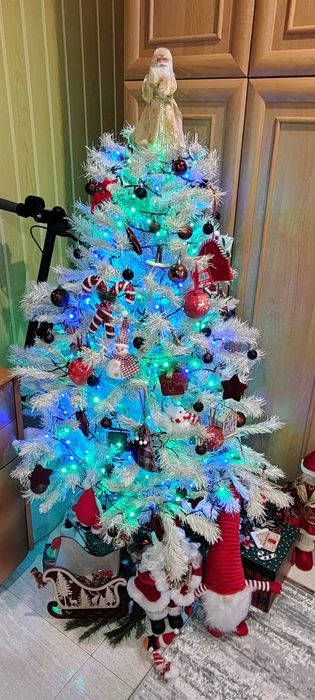 Brad alb artificial de Crăciun