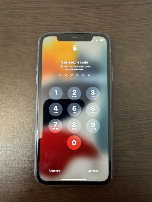 iPhone 11 черен с парола на екрана, снимал съм IMEI