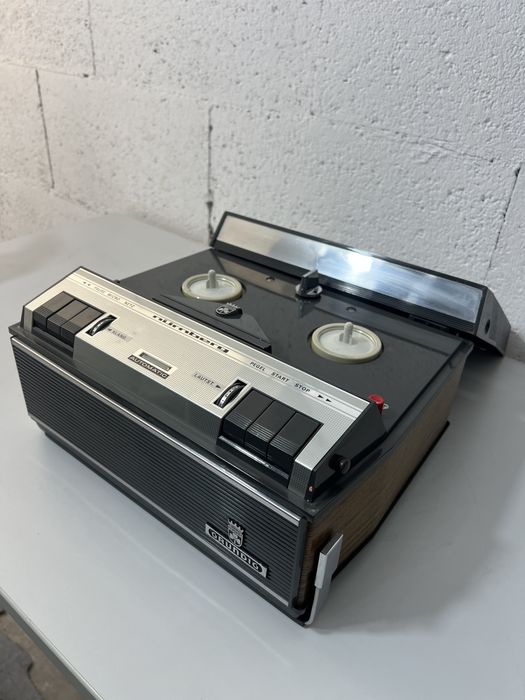 Vând magnetofon Grundig Nürnberg
