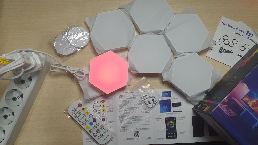 Set 6 lămpi RGB hexagonale modulare de perete