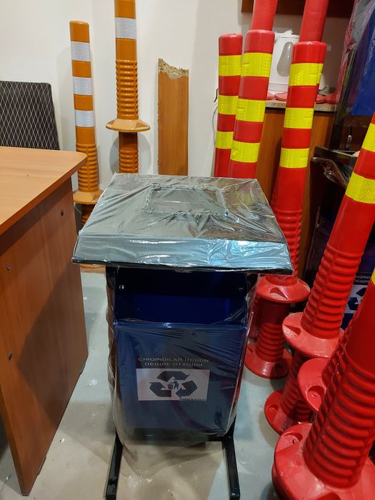 Мусорные урны уличные широким асартиметим