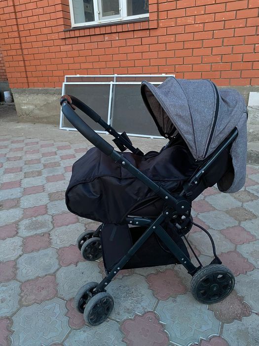 Коляска лёгкая, маневренная .