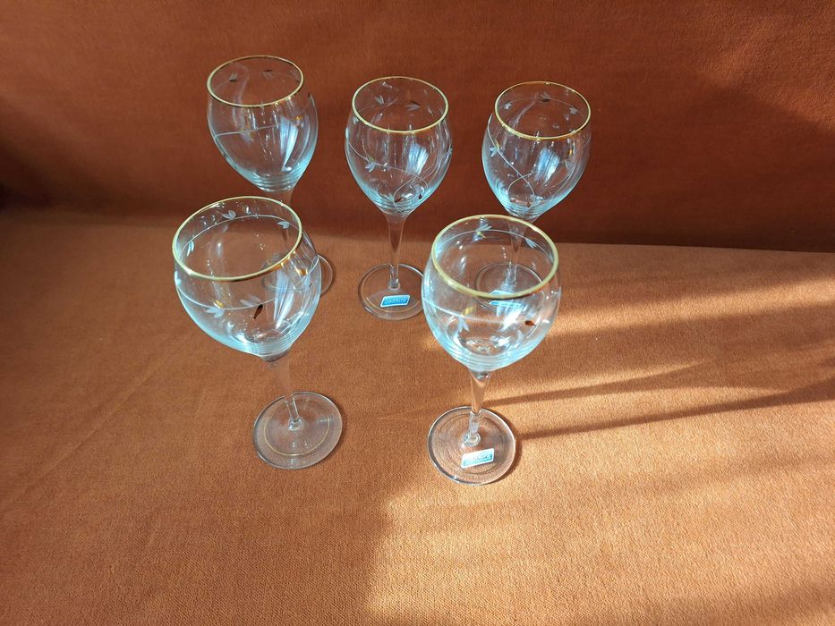 Pahare vechi pentru vin, model deosebit, buza + model aurit, buc = 5