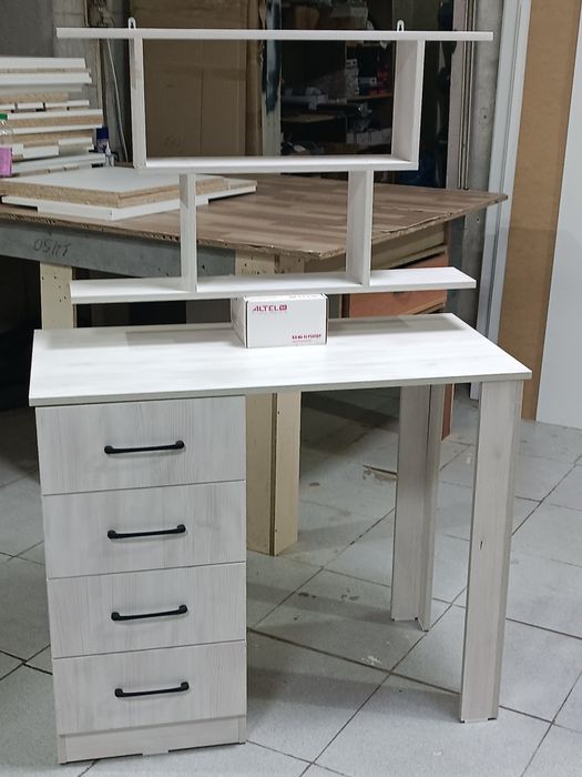 Стол рабочий с настенной полкой