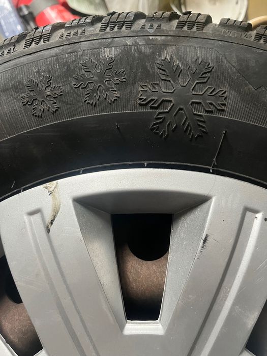 4 зимни гуми 195/65 15 + железни джанти комплект в добро състояние