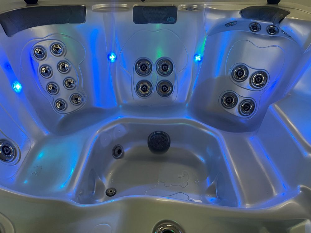 Jacuzzi Artesian Island Spa