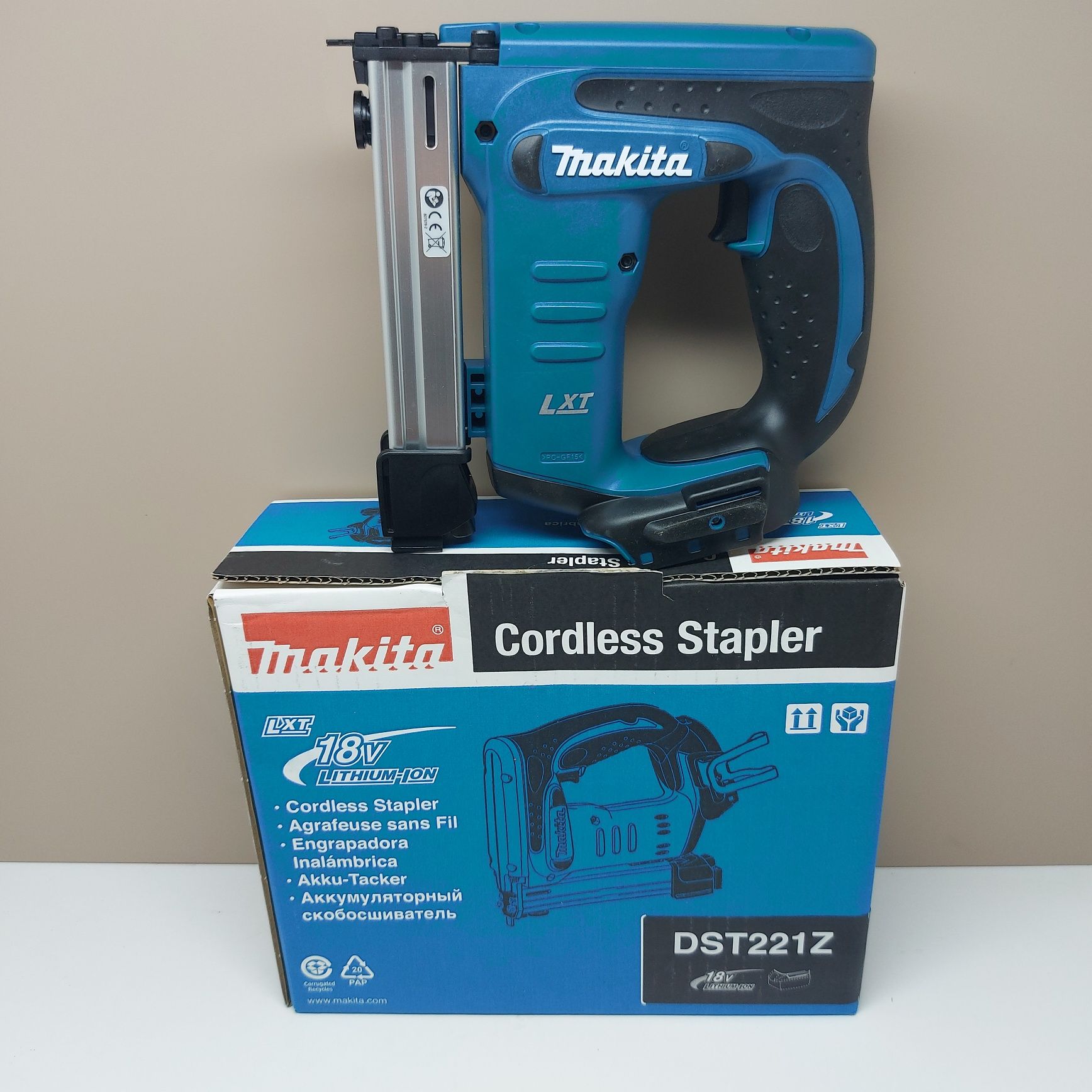 ПРОМОЦИЯ.Акумулаторен такер Makita DST221
