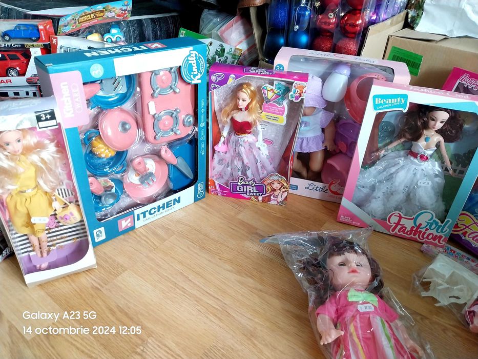 Papusa noua in cutie