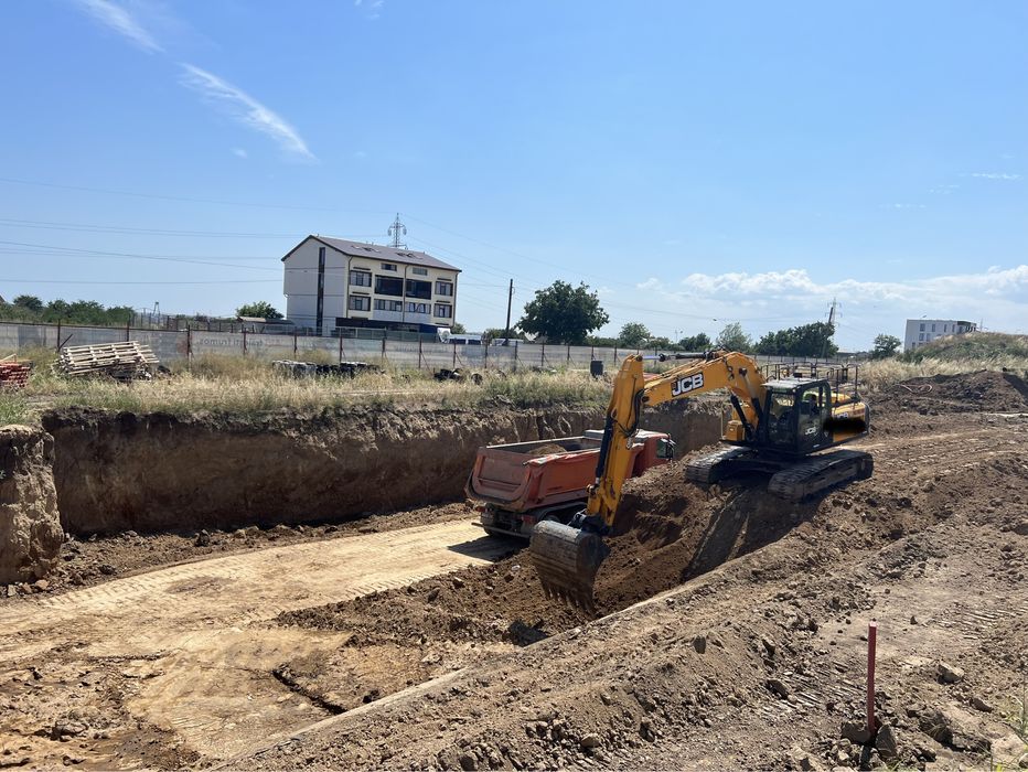 Inchiriez Buldoexcavator , Cilindru compactor 11 tone