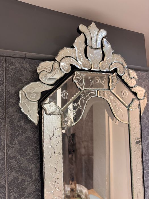 Спешно Венециански огледала