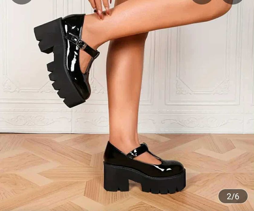 Дамски черни лачени обувки на ток