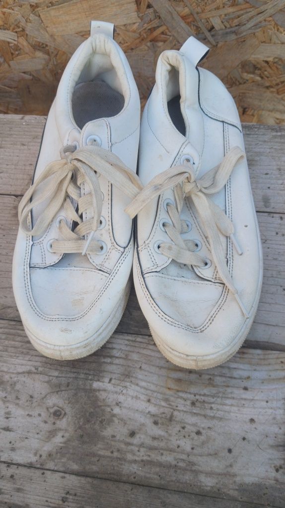Adidasi Incaltaminte dama femei vând 4 perechi de sneakers brand