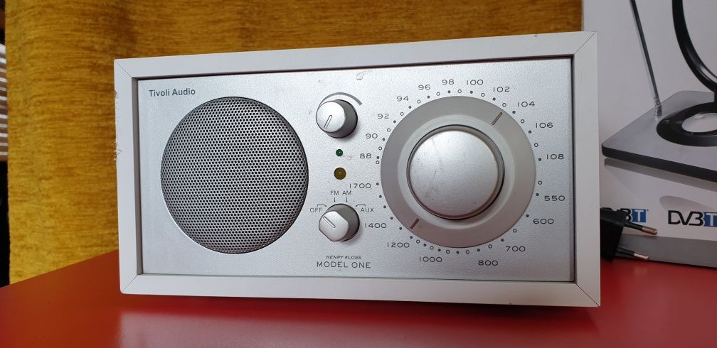 Radio Tivoli Audio, Model One, Henry Kloss, cu antena Vivanco