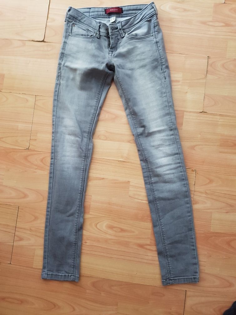 Blugi Bershka Denim gri si albastru marimea 32