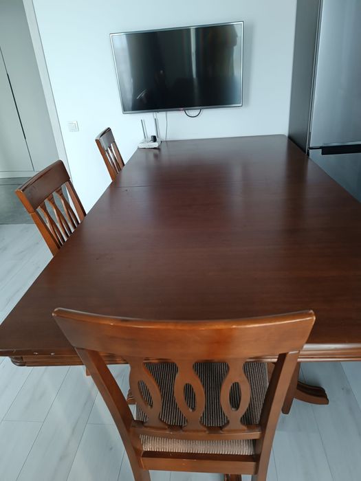 Стол и стулья в отличном состоянии