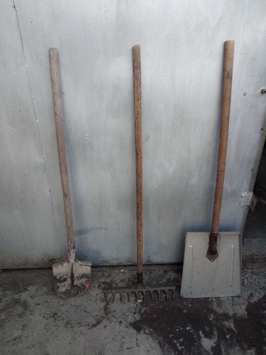 Продаются огородная лопата и грабли. Лопата для уборки снега продана.