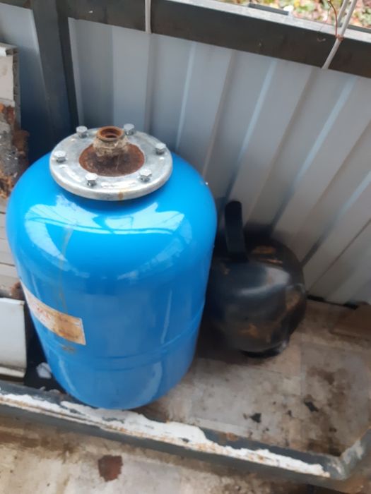 Продам бачок унитаза, крышки унитаза, гидроаккуму