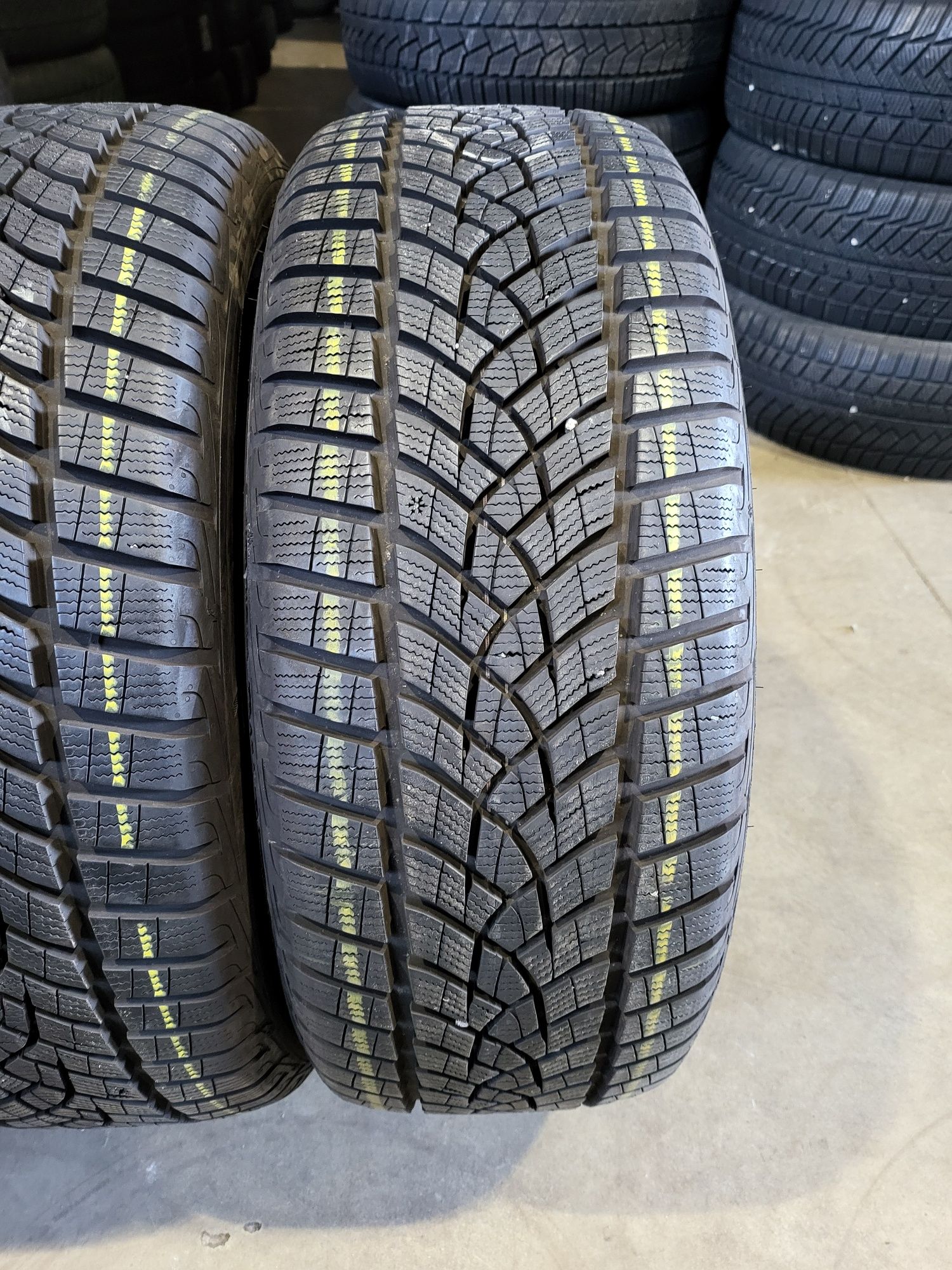 255/40/20//235/45/20 Goodyear