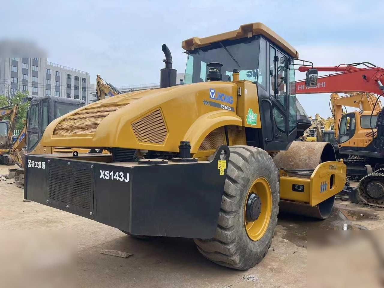 Каток XCMG XS143J. 14 тон. бошка турдаги махсус техникалар хам мавжуд.