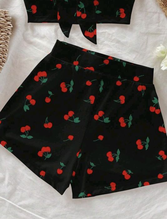 Черен летен комплект с черешки