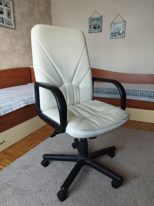 Офис стол бяла кожа