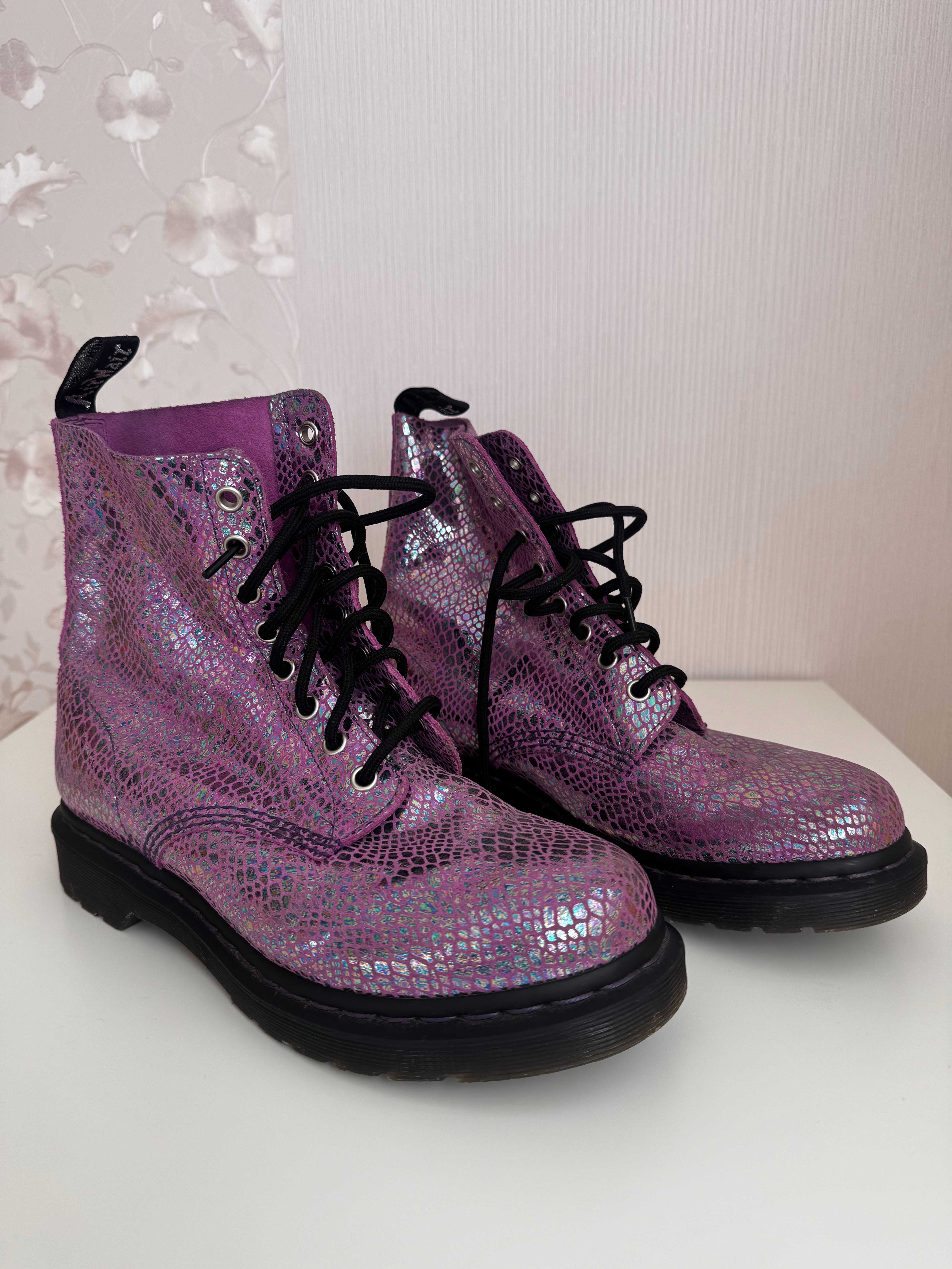 Лилави велурени боти Dr. Martens