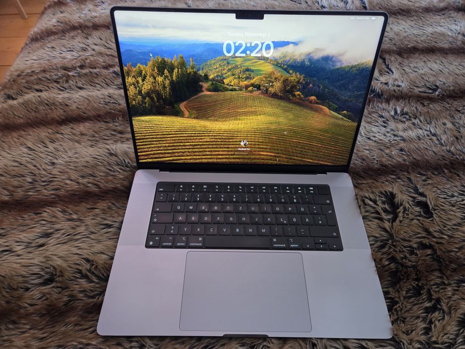 vând Macbook Pro M1