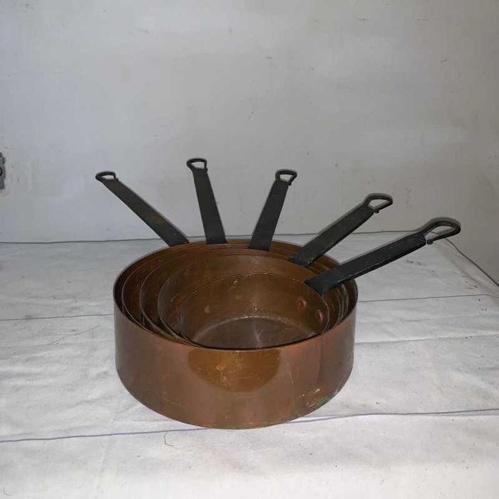 Set de cinci vase din cupru cu maner din fier forjat